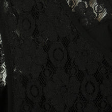 Laden Sie das Bild in den Galerie-Viewer, Second Hand CREAM Bluse Gr. 40 schwarz Spitze (*)