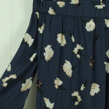 Laden Sie das Bild in den Galerie-Viewer, Second Hand GANNI Carmenbluse Gr. S blau geblümt Bluse (*)