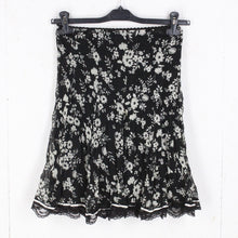 Laden Sie das Bild in den Galerie-Viewer, Vintage Rock Gr. S schwarz weiß gemustert Blumen High Waist Rock Blumenmuster
