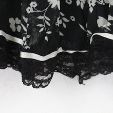 Laden Sie das Bild in den Galerie-Viewer, Vintage Rock Gr. S schwarz weiß gemustert Blumen High Waist Rock Blumenmuster