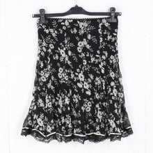 Laden Sie das Bild in den Galerie-Viewer, Vintage Rock Gr. S schwarz weiß gemustert Blumen High Waist Rock Blumenmuster