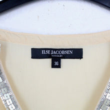 Laden Sie das Bild in den Galerie-Viewer, Second Hand ILSE JACOBSEN Bluse Gr. 36 apricot Pailletten (*)
