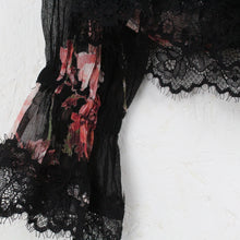 Laden Sie das Bild in den Galerie-Viewer, Second Hand THE KOOPLES Seidenbluse Gr. 36 schwarz geblümt Carmenbluse (*)
