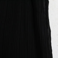 Laden Sie das Bild in den Galerie-Viewer, Second Hand BAUM UND PFERDGARTEN Kleid Gr. 38 schwarz Plissee (*)