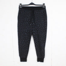 Laden Sie das Bild in den Galerie-Viewer, Second Hand NIKE Hose Gr. S schwarz grau Leomuster Sweatpant (*)