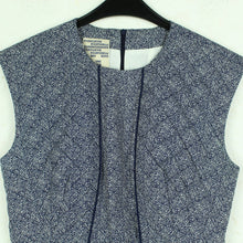 Laden Sie das Bild in den Galerie-Viewer, Second Hand BAUM UND PFERDGARTEN Kleid Gr. 38 blau weiß gemustert (*)