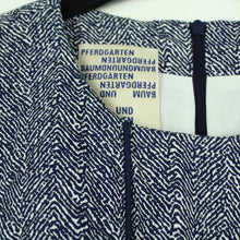 Laden Sie das Bild in den Galerie-Viewer, Second Hand BAUM UND PFERDGARTEN Kleid Gr. 38 blau weiß gemustert (*)