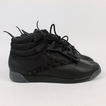 Laden Sie das Bild in den Galerie-Viewer, Second Hand REEBOK Sneaker Gr. 37,5 Spikes Patrick Mohr Modell: Freestyle Special Edition (*)