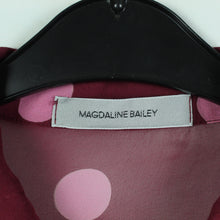 Laden Sie das Bild in den Galerie-Viewer, Second Hand Magdaline Bailey Seidenbluse Gr. 38 purpur gepunktet Seide (*)