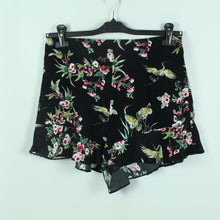Laden Sie das Bild in den Galerie-Viewer, Second Hand ZARA Shorts Gr. L schwarz geblümt mit Vögeln (*)