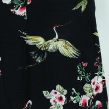 Laden Sie das Bild in den Galerie-Viewer, Second Hand ZARA Shorts Gr. L schwarz geblümt mit Vögeln (*)