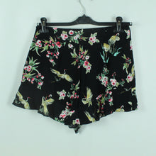 Laden Sie das Bild in den Galerie-Viewer, Second Hand ZARA Shorts Gr. L schwarz geblümt mit Vögeln (*)