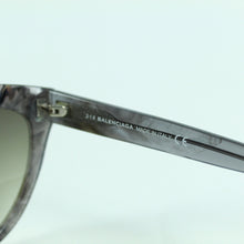 Laden Sie das Bild in den Galerie-Viewer, Second Hand BALENCIAGA Designer Sonnenbrille grau marmoriert (*)