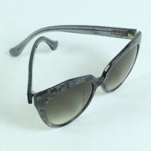 Laden Sie das Bild in den Galerie-Viewer, Second Hand BALENCIAGA Designer Sonnenbrille grau marmoriert (*)