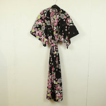 Laden Sie das Bild in den Galerie-Viewer, Vintage Kimono Gr. one size schwarz mehrfarbig geblümt 