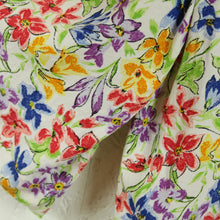 Laden Sie das Bild in den Galerie-Viewer, Vintage Short Gr. S weiß bunt geblümt Sommershorts High Waist