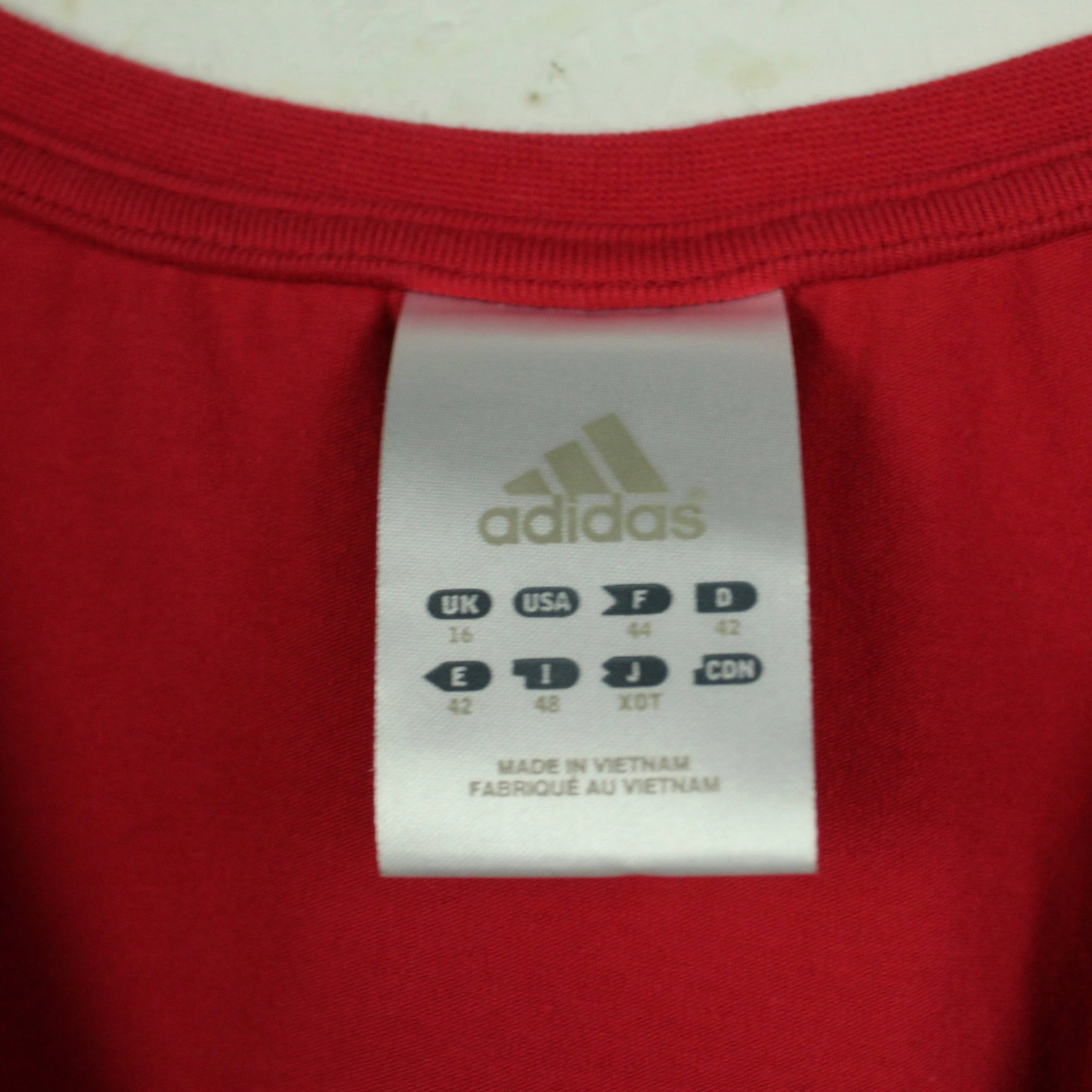 Second Hand ADIDAS Vintage T Shirt Gr. M rot V Neck SALT BERLIN