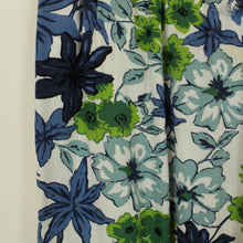 Laden Sie das Bild in den Galerie-Viewer, Vintage Shorts Gr S weiß blau geblümt Sommershorts