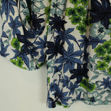 Laden Sie das Bild in den Galerie-Viewer, Vintage Shorts Gr S weiß blau geblümt Sommershorts