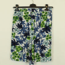 Laden Sie das Bild in den Galerie-Viewer, Vintage Shorts Gr S weiß blau geblümt Sommershorts