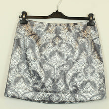 Laden Sie das Bild in den Galerie-Viewer, Second Hand H&amp;M Rock Gr. 40 silber Barock Muster Minirock (*)
