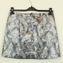 Laden Sie das Bild in den Galerie-Viewer, Second Hand H&amp;M Rock Gr. 40 silber Barock Muster Minirock (*)
