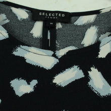 Laden Sie das Bild in den Galerie-Viewer, Second Hand SELECTED FEMME Bluse Gr. 36 blau abstrakt gemustert (*)