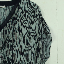 Laden Sie das Bild in den Galerie-Viewer, Second Hand WERA STOCKHOLM Bluse Gr. 36 dunkelblau grau oversized (*)