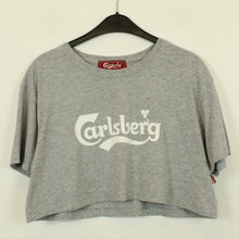 Laden Sie das Bild in den Galerie-Viewer, Second Hand CARLSBERG Cropped T-Shirt Gr. M grau mit Print (*)