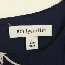 Laden Sie das Bild in den Galerie-Viewer, Second Hand EMILY AND FIN Midikleid Gr. 38 dunkelblau Libellen Print Kleid (*)