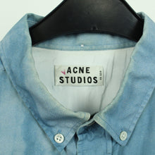 Laden Sie das Bild in den Galerie-Viewer, Second Hand ACNE STUDIOS Hemd Gr. M blau Batik Langarmhemd (*)