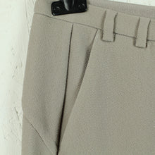 Laden Sie das Bild in den Galerie-Viewer, Second Hand GUSTAV Hose Gr. 36 greige NEU (*)