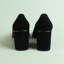Laden Sie das Bild in den Galerie-Viewer, Second Hand COS Pumps Gr. 37 schwarz Wildleder (*)