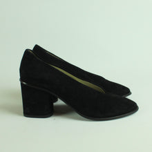 Laden Sie das Bild in den Galerie-Viewer, Second Hand COS Pumps Gr. 37 schwarz Wildleder (*)