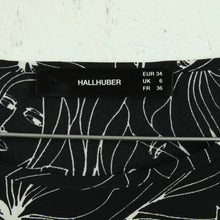 Laden Sie das Bild in den Galerie-Viewer, Second Hand HALLHUBER Bluse Gr. 34 schwarz weißer Print mit Gesichtern (*)