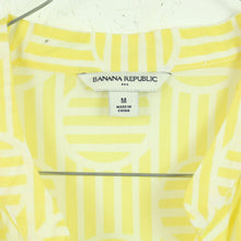 Laden Sie das Bild in den Galerie-Viewer, Second Hand BANANA REPUBLIC Bluse Gr. M gelb weiss gemustert Tunika (*)