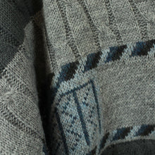 Laden Sie das Bild in den Galerie-Viewer, Vintage Pullover Gr. M grau mehrfarbig gemustert V-Neck