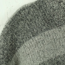 Laden Sie das Bild in den Galerie-Viewer, Vintage Pullover Gr. M grau gestreift Stehkragen