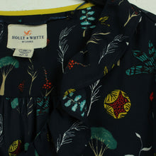 Laden Sie das Bild in den Galerie-Viewer, Second Hand HOLLY &amp; WHYTE Bluse Gr. 38 dunkelblau geblümt (*)