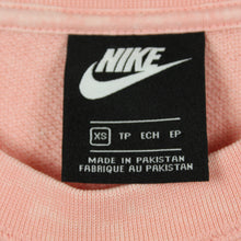 Laden Sie das Bild in den Galerie-Viewer, Second Hand NIKE Sweatshirt Gr. XS rosa mit Print (*)