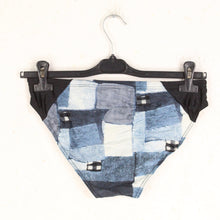 Laden Sie das Bild in den Galerie-Viewer, Vintage Badehose Gr. L blau weiß Crazy Pattern 80s 90s Swimwear